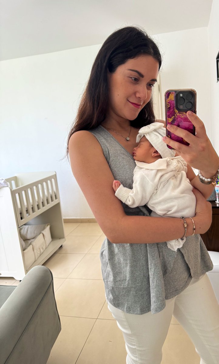 laurodriguezmx's tweet image. Hola gente linda! Vamos bien gracias a todos por sus mensajes, felicitaciones, recomendaciones etc…

Tenemos 7 días de #postparto, con sueño pero con mucho amor y felicidad, agradecida con esta princesa 👑 por ser tan sanita, alegre y comelona 🥰🥹✨🙏🏻