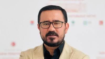 Gökhan Özbek bugün Ankara’daki Özel Yüzüncü Yıl Hastanesi’ne anjio olmak için gitmiş. O sırada kalp krizi geçirip, beynine pıhtı atmış. Tüm müdahalelere rağmen kurtarılamamış. Allah rahmet eylesin