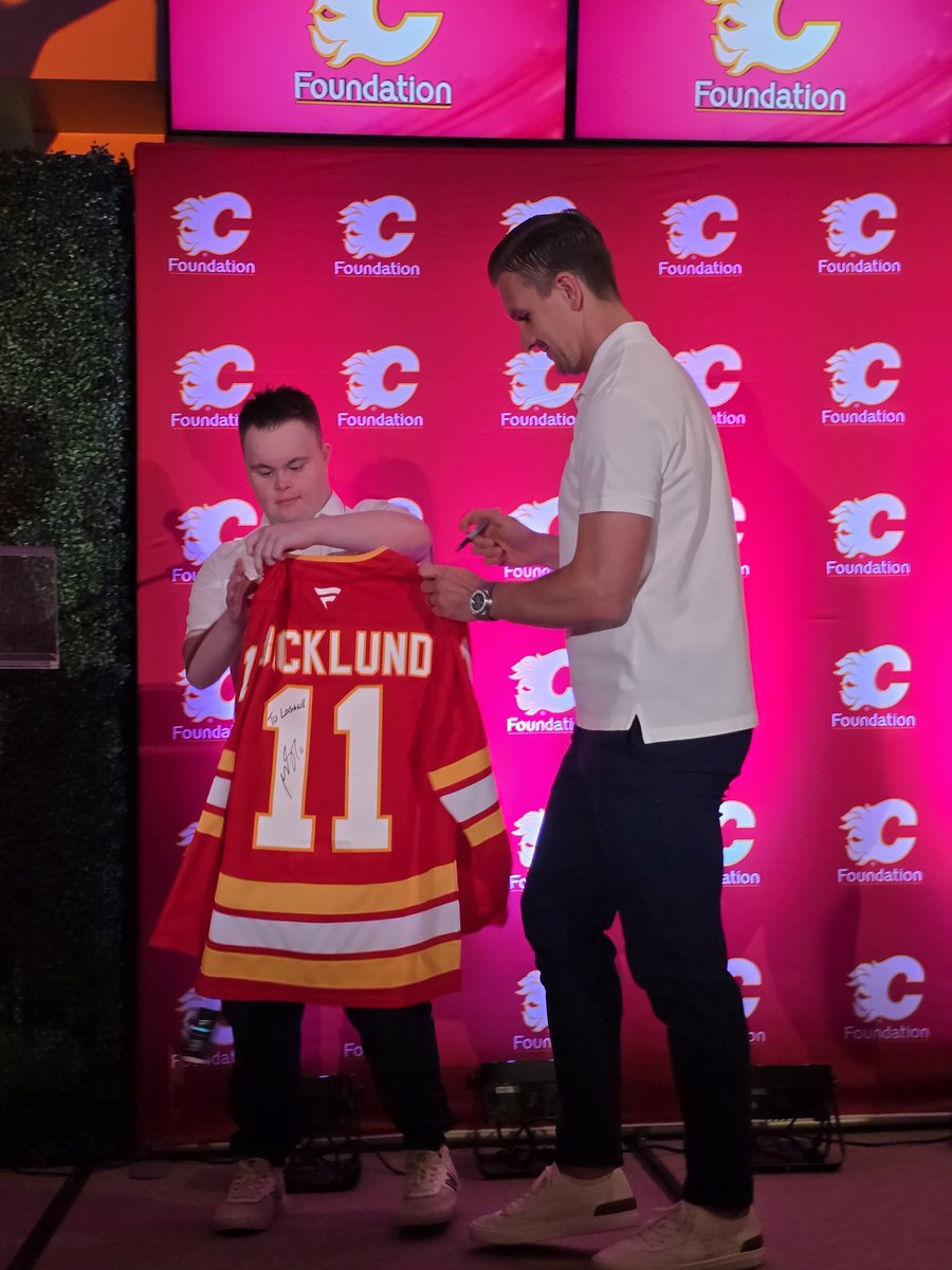 heroshockey's tweet image. A great morning and an opportunity for all in attendance to hear from one of our #SuperHEROS players Logan &amp;amp; his family. He shared what it meant to him to be a hockey player &amp;amp; leader in our adapted hockey community, and appreciation to the @FlamesFdn from all of his teammates.