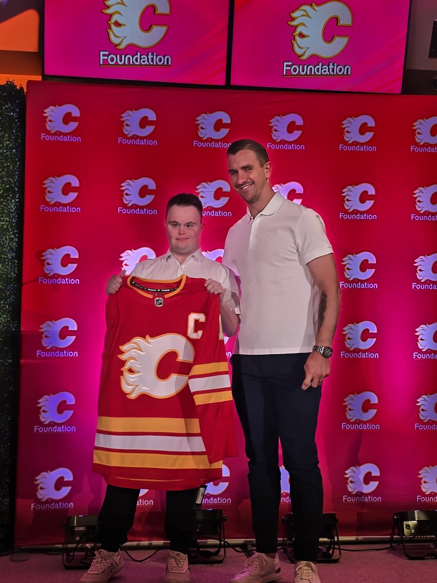 heroshockey's tweet image. A great morning and an opportunity for all in attendance to hear from one of our #SuperHEROS players Logan &amp;amp; his family. He shared what it meant to him to be a hockey player &amp;amp; leader in our adapted hockey community, and appreciation to the @FlamesFdn from all of his teammates.