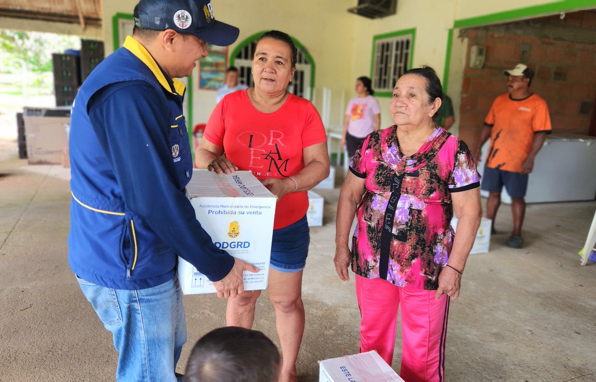 Caravana humanitaria en Carupana y Tunupe   35 familias afectadas por las inundaciones recibieron kits alimentarios. Más de 1,300 hogares han sido atendidos en Casanare, con apoyo de la Alcaldía y Cruz Roja.

#𝐆𝐞𝐬𝐭𝐢ó𝐧𝐃𝐞𝐥𝐑𝐢𝐞𝐬𝐠𝐨𝐓𝐞𝐃𝐚𝐋𝐚𝐌𝐚𝐧𝐨 <a href="/UNGRD/">UNGRD🇨🇴</a>