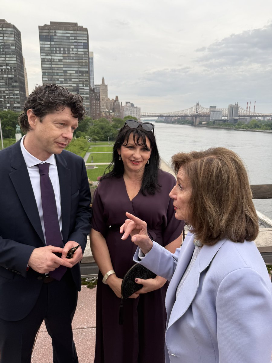 CZinNewYork's tweet image. Huge kudos to Speaker Emeritus Nancy Pelosi for her inspiring commencement address to the UNIS Class of 2025!🎓 Consul General Arnošt Kareš had a great chat with @SpeakerPelosi on 🇺🇸🇨🇿 friendship-diplomacy with a dash of inspiration following the ceremony #UNIS #Diplomacy @mzvcr