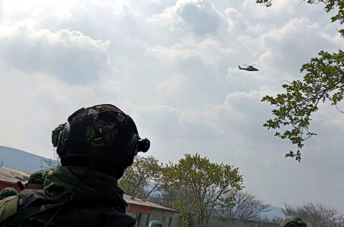 OPERATIVO EN TAMASOPO TERMINA EN ENFRENTAMIENTO

— En un operativo llevado a cabo por fuerzas de seguridad en Tamasopo, San Luis Potosí, se localizó un campamento relacionado con el crimen organizado. Al ser descubiertos, los delincuentes respondieron con disparos y huyeron del