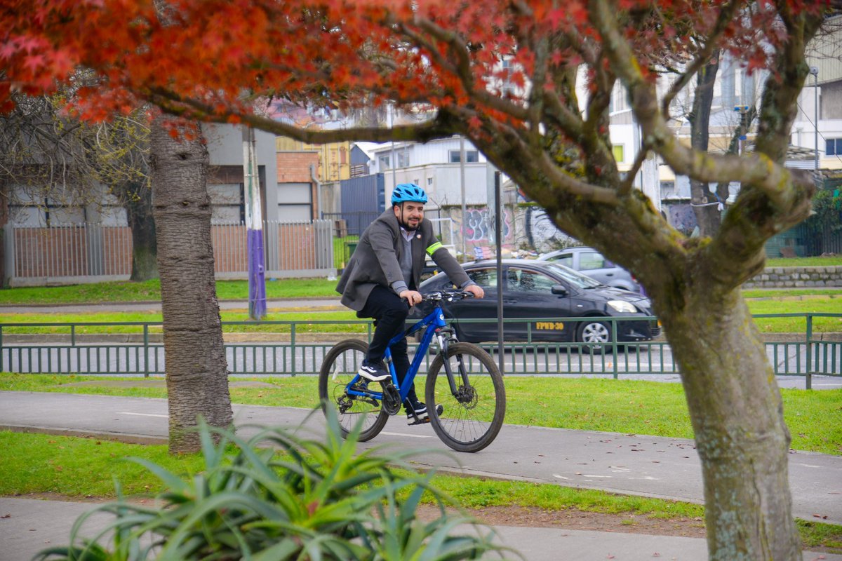 🚲¡Día Mundial de la Bicicleta! 🚴‍♀️🚴

🚴‍♀️Invitados por @udecsustentable , nuestro seremi @mttchile Patricio Fierro y la encargada regional de @conasetchile Carmen Silva participaron en un seminario de educación vial a ciclistas, promoviendo el uso de elementos de seguridad.