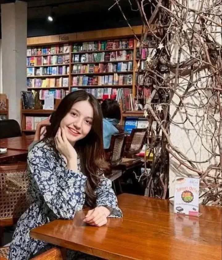 soulat_pasha's tweet photo. امرتا : ”بچے پیدا کرنا کون سا مشکل ہے ، ایک چیخ مارو تو بیٹا اور دو چیخیں مارو تو بیٹی۔۔۔۔“
کیرت : ”بیٹی کی دفعہ دو چیخیں کیوں؟“
امرتا : ”ایک چیخ درد کی اور دوسری غم کی۔“
[ امرتا پریتم ]
اس بچی کا قاتل چاہتا تھا کہ دونوں ”ریلیشن شپ“ میں آ جاٸیں۔ مسلسل انکار پہ قاتل نے جو کہ خود نوجوان ، جذباتی اور شعور سے عاری ہونے کے علاوہ سوشل میڈیا کی مصنوعی لاٸم لاٸٹ کا اسیر تھا  ۔۔۔ آسان حل یہی نکالا کہ چراغ بجھا دیا جاۓ۔ نادان قاتل کو یہ بات کچھ مدت بعد سمجھ آۓ گی کہ کسی کی زندگی کسی انوکھے لاڈلے کی ضد نہیں ہو سکتی۔ زندگی کوٸی مال غنیمت بھی نہیں کہ جسے مفتوح سے چھین لی جاۓ۔