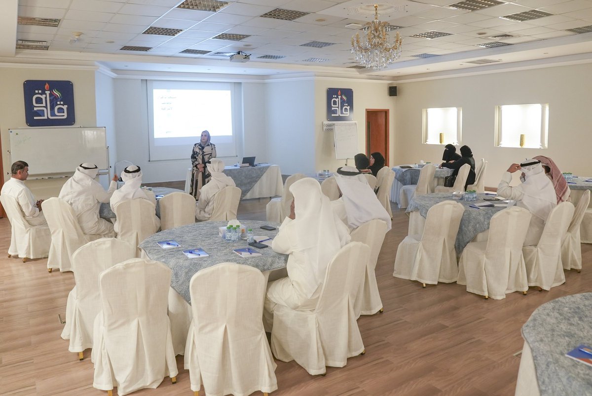 لقطات من دورة الاستعداد للوظائف الإشرافية والتي أقيمت في #جمعية_المعلمين_الكويتية فرع الدسمة

(فئة مدير مدرسة) من تقديم أ/ زمزم الشمري
و(فئة مدير مدرسة ثانوي) من تقديم أ / خالدة المير
وقد تمَّ تكريم المحاضرين من قبل أ/ حمد الهولي رئيس مجلس إدارة #جمعية_المعلمين_الكويتية