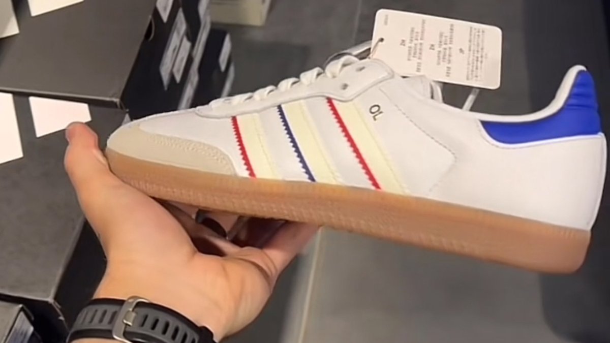 OL__Plus's tweet image. Où trouver les chaussures que tous les supporters de l&apos;#OL s&apos;arrachent ?
(Lyon Foot : olplus.fr/s7cHz)