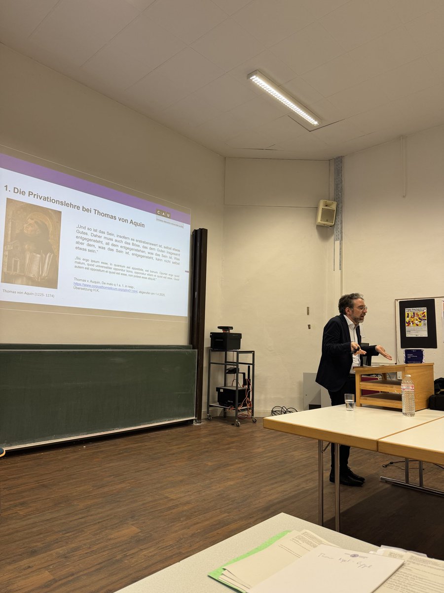 Heute Abend vor gut 50 Personen Vortrag von Hendrik Klinge über das Böse. Sein Vorschlag, es als Privation und zugleich leeren Begriff zu verstehen, sorgte für rege und interessante Diskussionen!