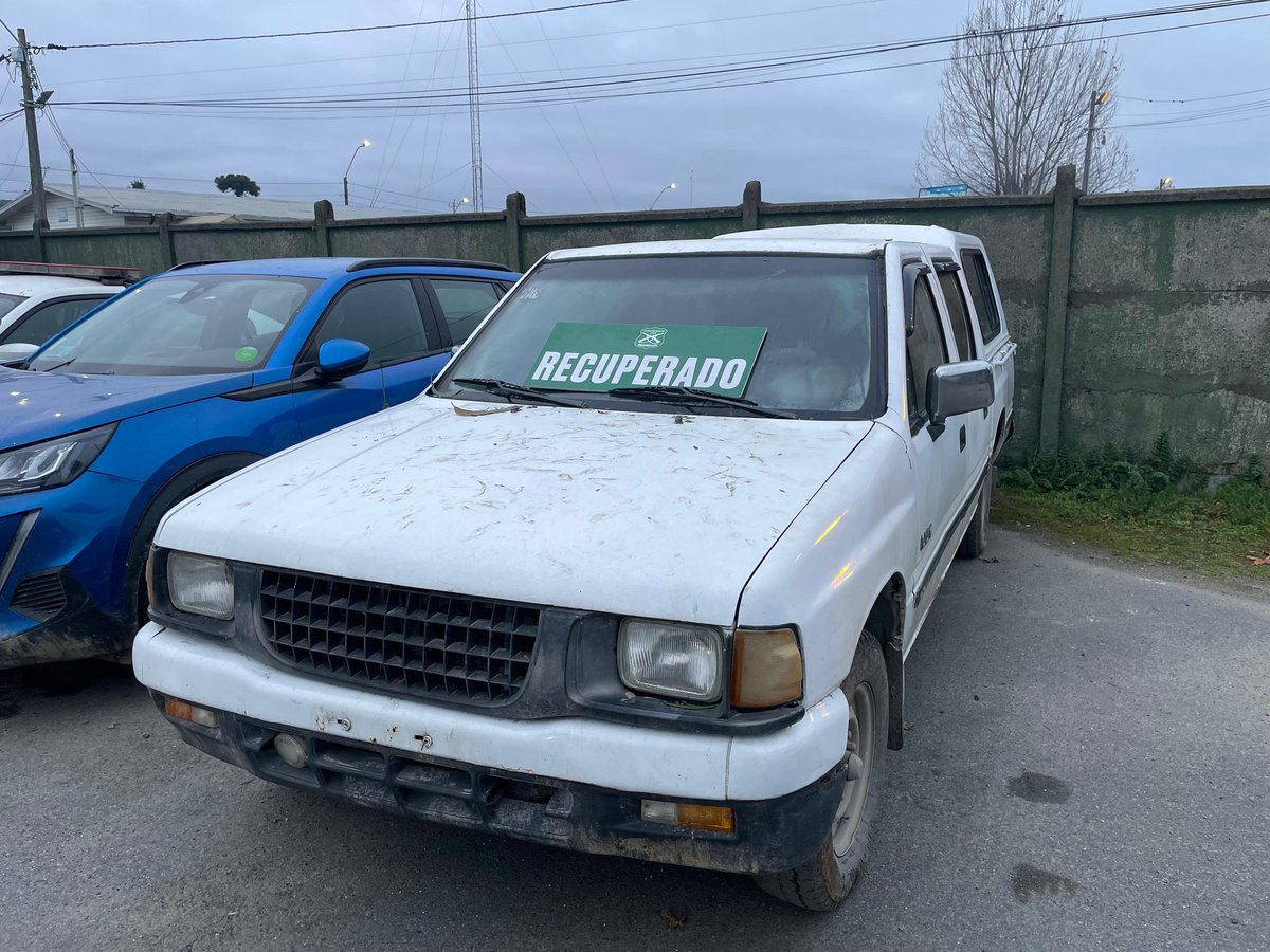 Carabineros de la Tenencia (M.C.) Laraquete #Arauco, recuperaron dos vehículos que fueron robados en la provincia de #Concepción, el mes de mayo recién pasado. Ambos vehículos se encontraban ocultos en un camino forestal con ramas y follaje sin sus placas patentes.