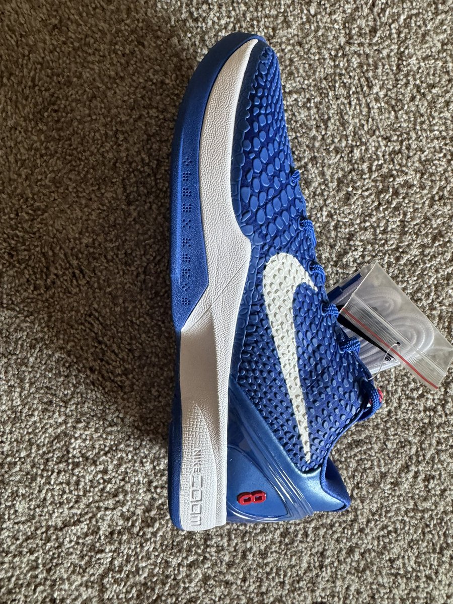 TravisS21519's tweet photo. Beat the final boss. Came in clean with a perfect box. First pair of Kobe’s ever! https://t.co/CtAoJVcib3