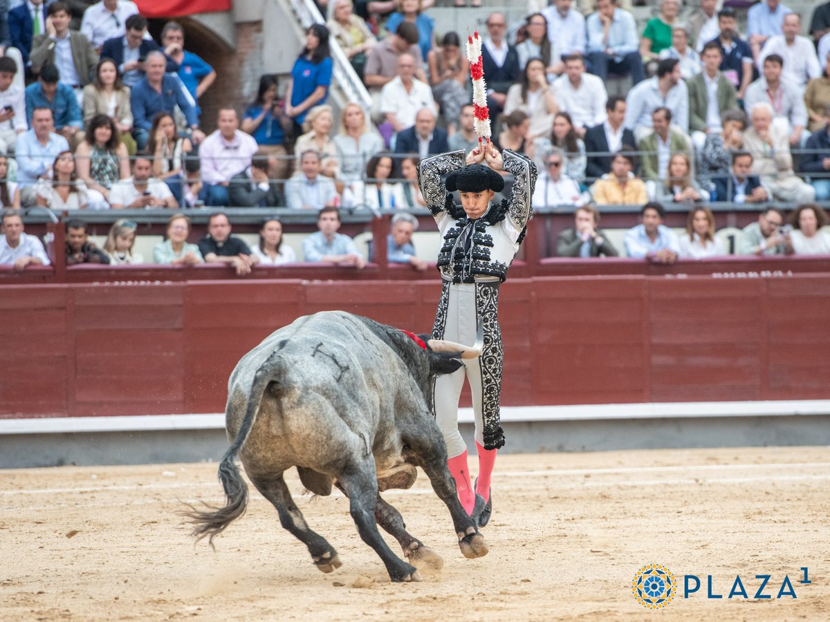 ElVolapie__'s tweet photo. Hasta el momento, el segundo de Víctor del Pozo, es el par de banderillas de la feria. Clavando en la cara, en corto y sin levantar prácticamente los pies del suelo https://t.co/xFWnHBKh3S