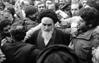 haghighatpour's tweet photo. او فقط یک رهبر نبود؛ روحی بود که در کالبد یک ملت دمیده شد.
#خمینی آمد تا ما را از دل تحقیر تاریخ، به قلب امید و عزت برساند.
او انسان را عاشق، ایمان را انقلابی، و ایران را تاریخ‌ساز کرد.
#امام_امید https://t.co/Q2jmHZ8g7M