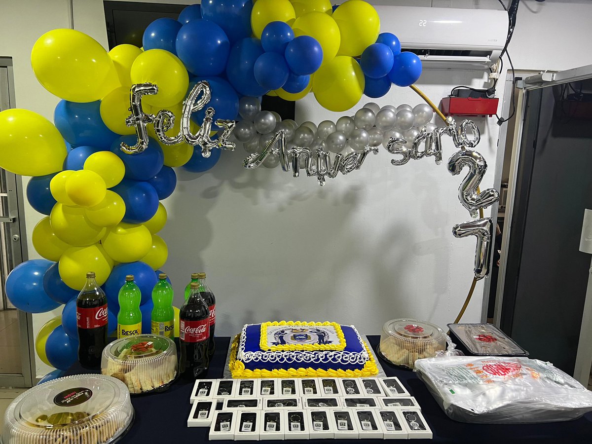 Unidades de servicio en la Dirección Nacional de Operaciones de Tránsito, egresadas de la Escuela de Oficiales de Policía Dr. Justo Arosemena, celebran el #27Aniversario de dicho centro de formación. #Felicidades
