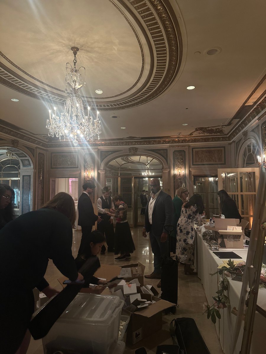 Tonight’s the night! ✨ 
After months of planning, the #VEGala is finally here. Our Silent Auction is fully online and open to all, but don’t wait, the auction closes TONIGHT at 9:00 PM EST. Check it out via our LinkTree!
#VirtualEnterprise #VEproud #UnlockingStudentPotential