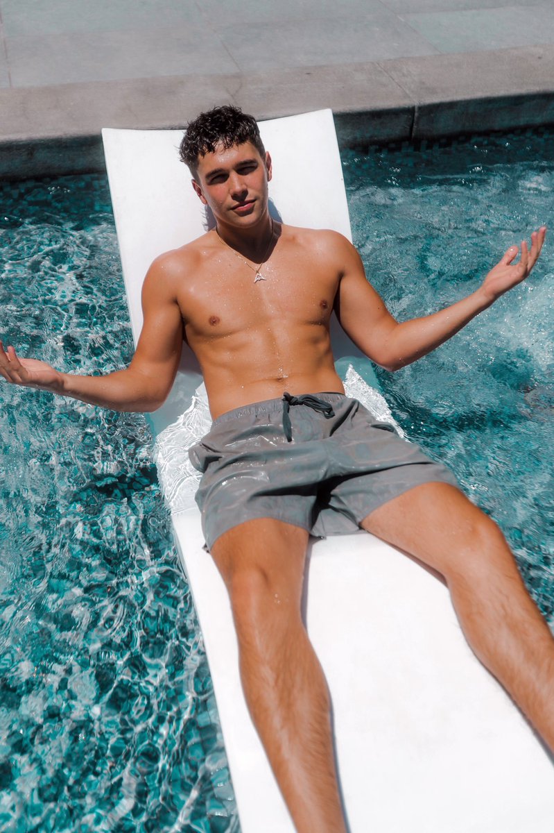 Getting my vitamin D so I can look good on stage 💊☀️ 11 days until the #VitaminDWorldTour kicks off in Toronto. Who will be there opening night? ❤️🇨🇦