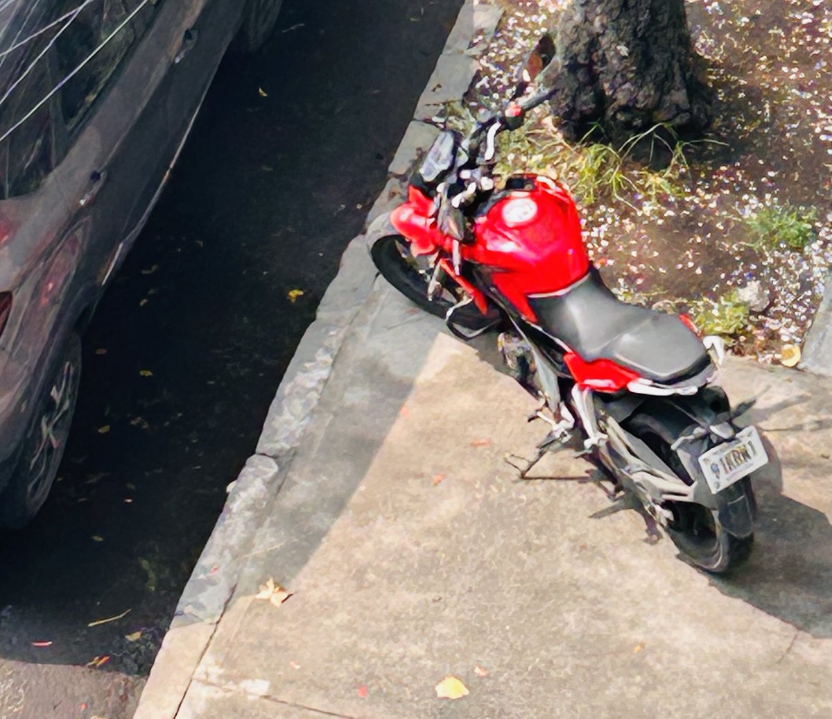 ivanmaya's tweet image. ⁦@UCS_GCDMX⁩ ⁦@SSC_CDMX⁩ ⁦@BJAlcaldia⁩ su apoyo por favor para sancionar y retirar esta motocicleta de la banqueta en SAN Francisco 224 colonia del valle entre Romero de terreros y división del norte. Gracias