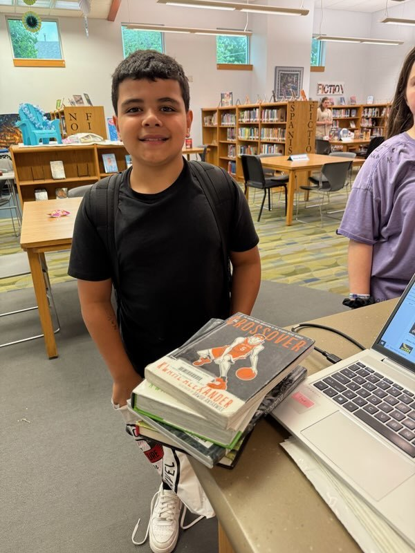 WestLibertyCSD's tweet image. Today 30 Middle School students picked up books for the Comet Summer Readers Book Club!  Happy reading comets!  #wlcomets #CometReaders