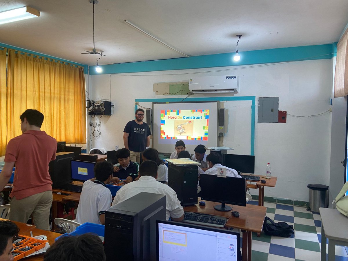 #NoticiasUBE | UBE se incorporó a proyecto internacional de Robótica Educativa en Galápagos

La Universidad Bolivariana del Ecuador (UBE), colaboró con la Universidad de Villanova (EE. UU.), la Escuela Superior Politécnica del Litoral (ESPOL) y la Fundación Un Cambio por la Vida