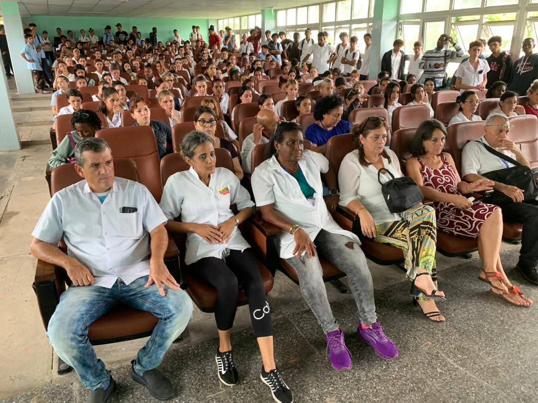 YamileRamosCord's tweet photo. En #PinardelRío, intercambian directivos de @ETECSA_Cuba con la comunidad universitaria del Bloque Docente Simón Bolívar donde se explican las nuevas medidas implementadas para la comunicación y los planes excepcionales que favorecerán a los estudiantes. 
#PinarXNuevasVictorias https://t.co/vh9qSszGz8