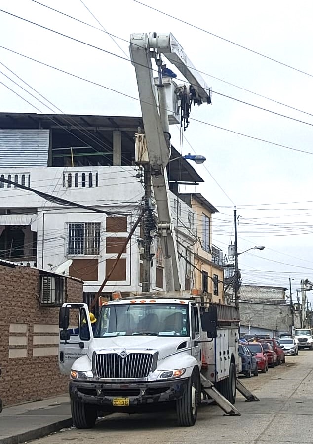 ✅ GUAYAQUIL

Este martes, personal de #CNELEP renovó el tendido eléctrico en beneficio de los moradores de los sectores La Floresta 1 y El Guasmo Central.

Las nuevas instalaciones ofrecen mayor fluidez y estabilidad en la distribución de energía, beneficiando a cerca de 600