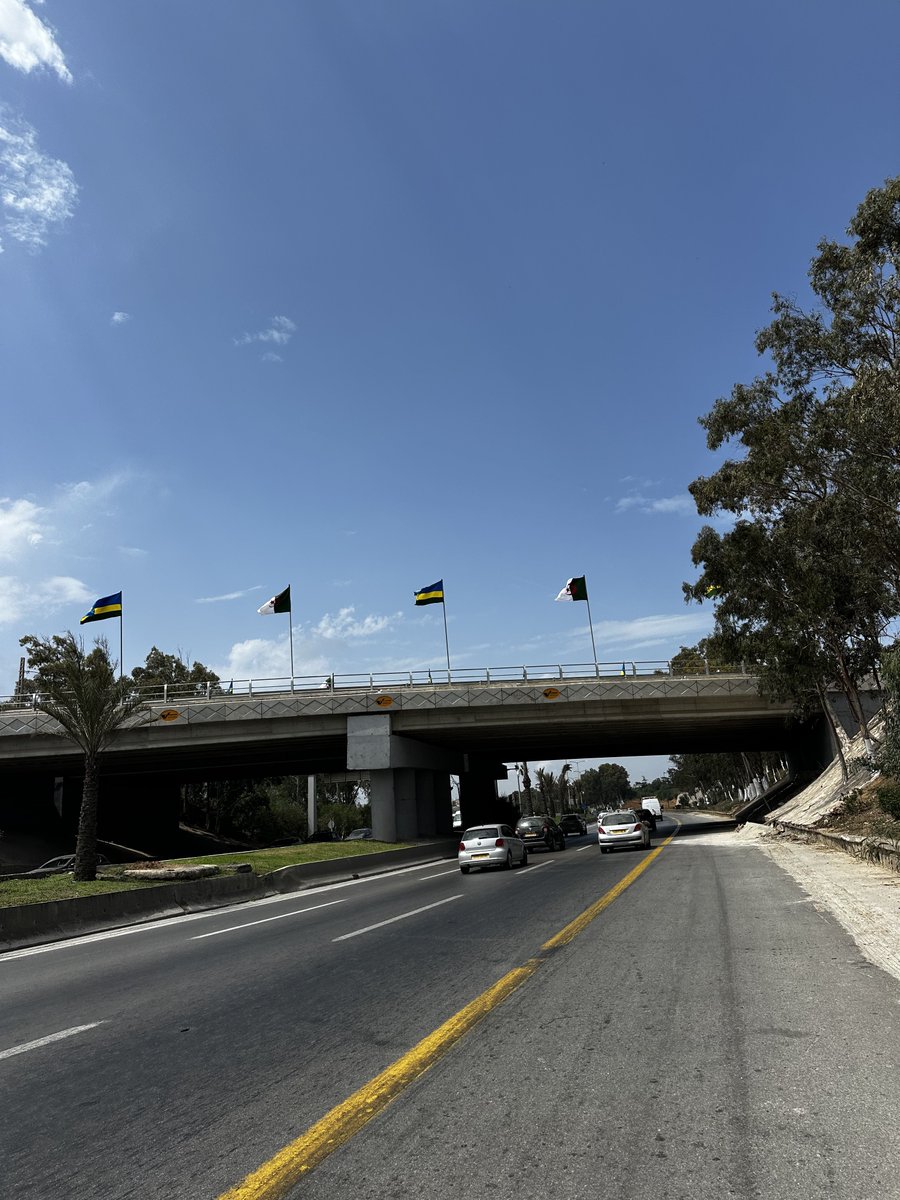Today the beautiful flag of Rwanda is flying in Algiers for the visit of <a href="/PaulKagame/">Paul Kagame</a> , hope they will discuss about an eventual <a href="/tour_du_Rwanda/">𝗧𝗼𝘂𝗿 𝗱𝘂 𝗥𝘄𝗮𝗻𝗱𝗮 🇷🇼</a> grand départ in Algiers 😅😁