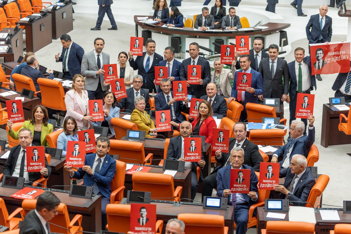 Meclis’te “İmamoğlu’na Özgürlük” dövizi açıldı.
CHP lideri Özel, milletvekilleri ile birlikte Meclis Genel Kurulunda “İmamoğlu’na Özgürlük” dövizi açtı. Özel, "Durmak yok, boyun eğmek yok" diyerek 4 Haziran'da Gaziosmanpaşa'da düzenlenecek mitinge katılım çağrısı yaptı.