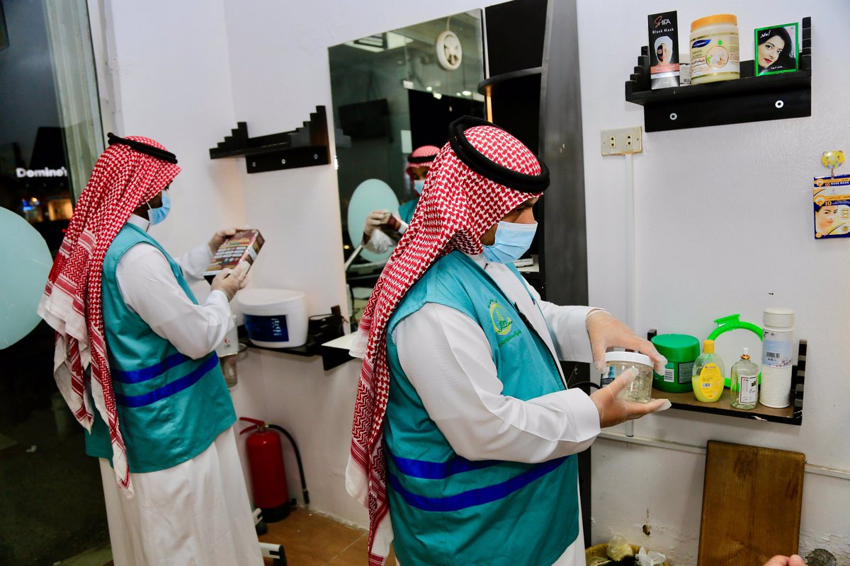 #بلدية_محافظة_القريات 
تـواصل فرق صحة البيئة حملاتها الرقابية على
مقـدمـي حلـوى الـعيـد وصـالـونات الـحـلاقـة
والـمطـابـخ ، لما تشهده هـذه الأنشطـة خـلال
فــتــرة #عيد_الأضحى_المبارك مــن إقــبــال 
بـهـدف الـتـأكـد من تـطبيـق معـاييـر الـصحـة
وضمان سلامة المنتجات المقدمة