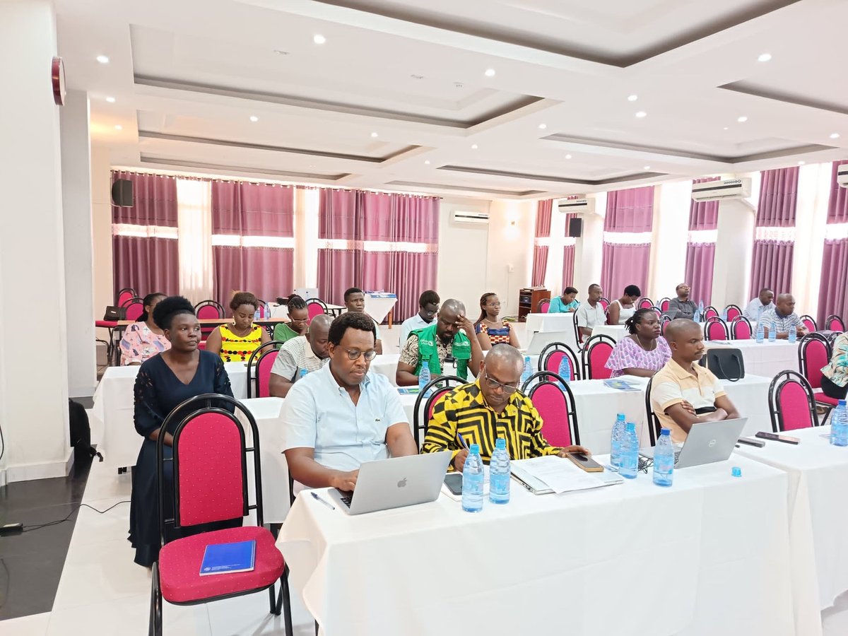 msp_burundi's tweet photo. Le @mspls_bdi via son Centre (#COUSP) tient un atelier d'élaboration du plan stratégique du COUSP. Au cours de cet atelier a été analysé les   forces, faiblesses, opportunités et menaces (#FFOM) afin d'orienter les priorités d'action pour un renforcement institutionnel #durable. https://t.co/NnQYBV6I9x