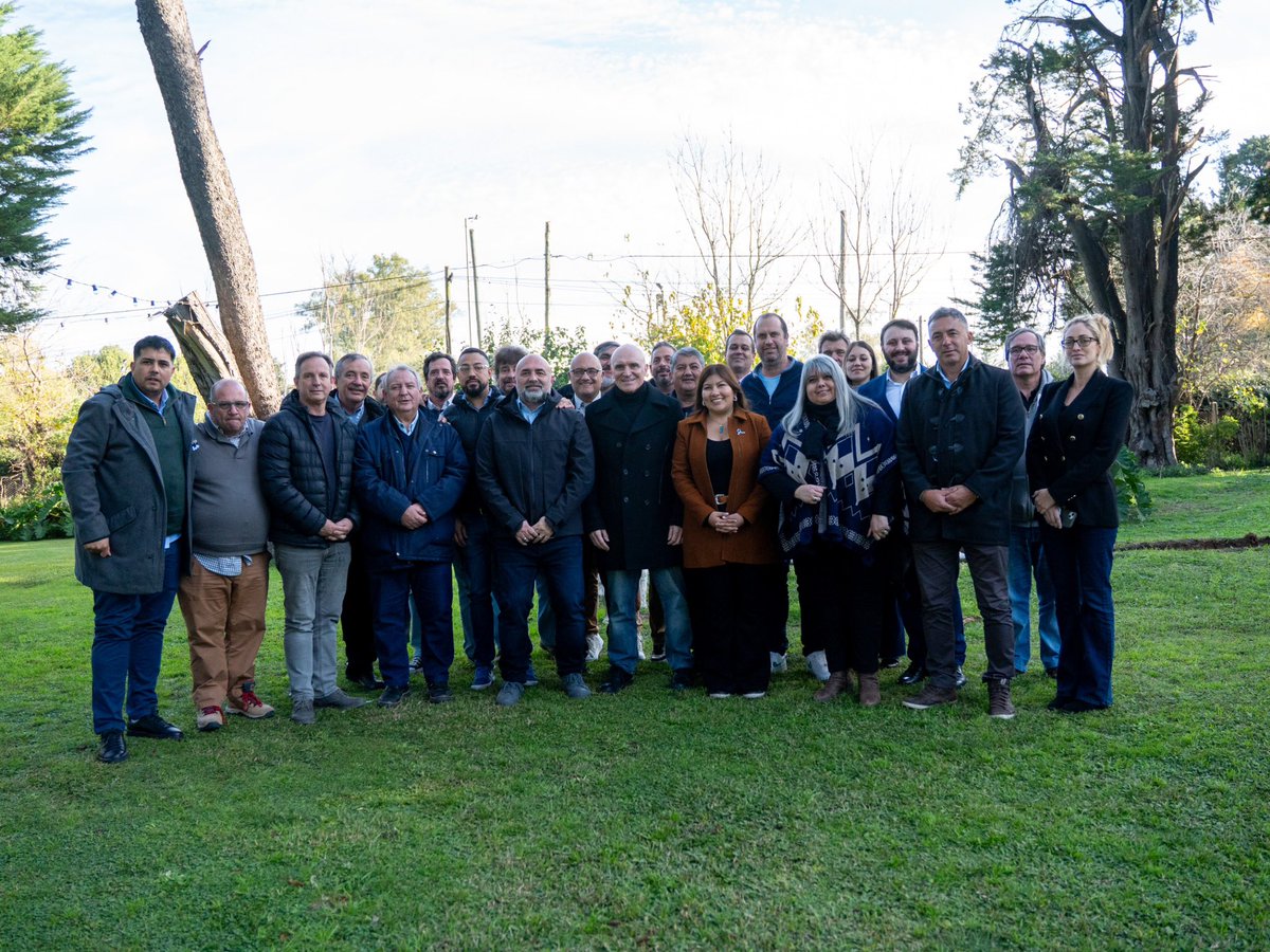 LLAPrimeraSecc's tweet photo. Nos encontramos con nuestros coordinadores de la Primera Sección para fortalecer el trabajo en el territorio.

No hay espacio para dudas: en los próximos meses, es definir entre Kirchnerismo o LIBERTAD. 🦁

@JMilei @KarinaMileiOk @SPareja_ @AndreaFVera_ @LLAenPBA https://t.co/atSeDT4Qg5