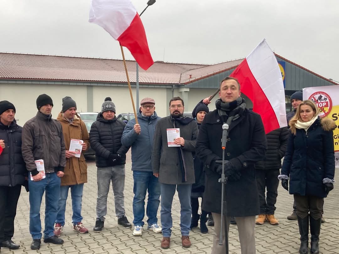 🪓 Skoro Lidl uciekł, to przypomnijmy, czemu w ogóle nie powinien tu być.

Zagrabiliście nasz handel.
Zabraliście dystrybucję.
Zamknęliście nasze sklepy, warsztaty, piekarnie.
Zalaliście nas plastikowym dobrobytem z importu.
Wypchnęliście nasze jabłka, sery, wędliny z półek — i z