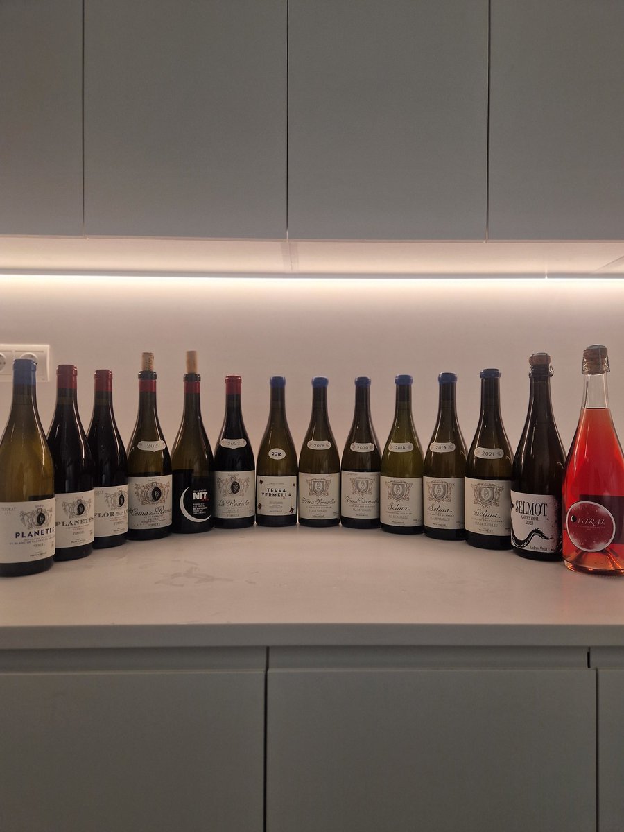 Familia Nin Ortiz 🌘✋️

Dos zonas, dos proyectos, una familia de artesanos. 

Ester Nin, Carlos Ortiz y sus hijos 👨‍👩‍👦‍👦

Penedes y Priorat 🍷

#wine #winelover #sommelier #vilaviniteca #ninortiz #priorat #penedes #vicatala #licorella #selma #wineoftheday  #eco #bio