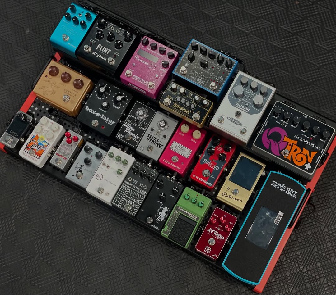 Voodoo_Lab's tweet image. This board by @gitrigpedalboard mounts pedals UNDER the board. This space-saving hack works great for always-on pedals or when using a pedal switcher. A 12-output Pedal Power 3 PLUS with two 8-output X8 powering directly from the 3 PLUS X-LINK Expansion ports. 28 isolated outs!