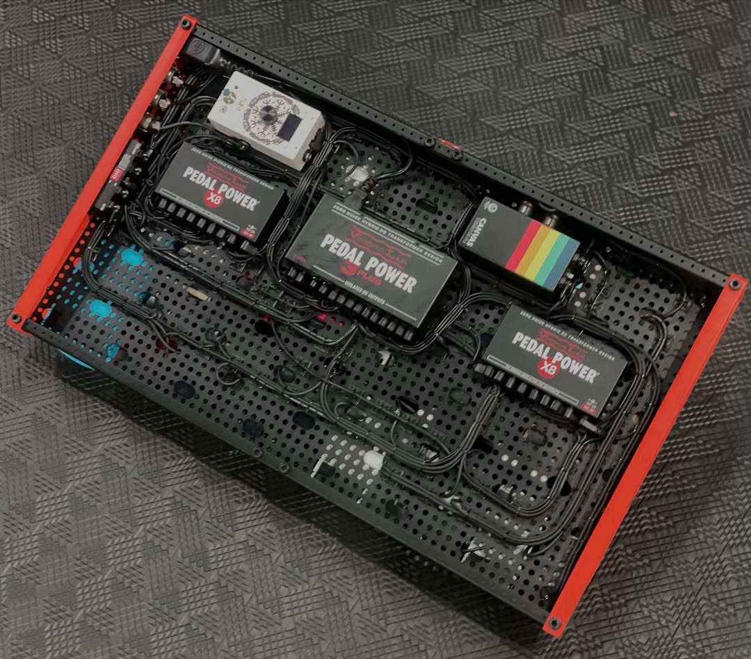 Voodoo_Lab's tweet image. This board by @gitrigpedalboard mounts pedals UNDER the board. This space-saving hack works great for always-on pedals or when using a pedal switcher. A 12-output Pedal Power 3 PLUS with two 8-output X8 powering directly from the 3 PLUS X-LINK Expansion ports. 28 isolated outs!