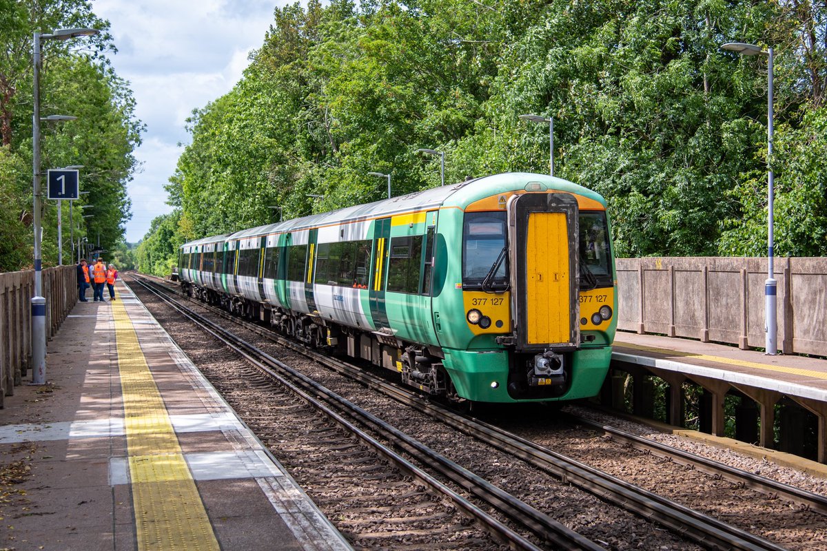 377127 calls at East Malling last Thursday working 2N36 1255 London Victoria to Ashford International– Southeastern will be taking delivery of 13 Southern 377/1 units by the end of the year, replace Networkers on the Maidstone East and Tunbridge Wells lines…