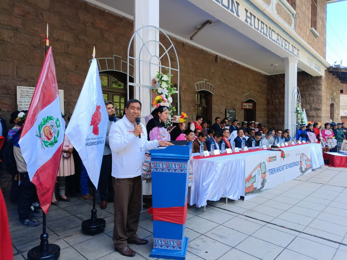 🚆 ¡Histórico avance!
Se entregó el contrato de concesión del #FerrocarrilHuancayoHuancavelica, con una inversión de US$ 565 millones 💼.
El #TrenMacho será modernizado tras 99 años 🚉.
Conectividad, desarrollo e inclusión para +1 millón de peruanos.
#HuancavelicaAvanza