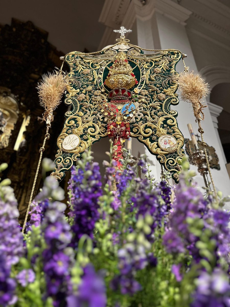 Ya se encuentra nuestro Simpecado dispuesto para presidir la misa de romeros, con la que mañana dará comienzo una nueva romería hasta las plantas de nuestra bendita madre del Rocío.