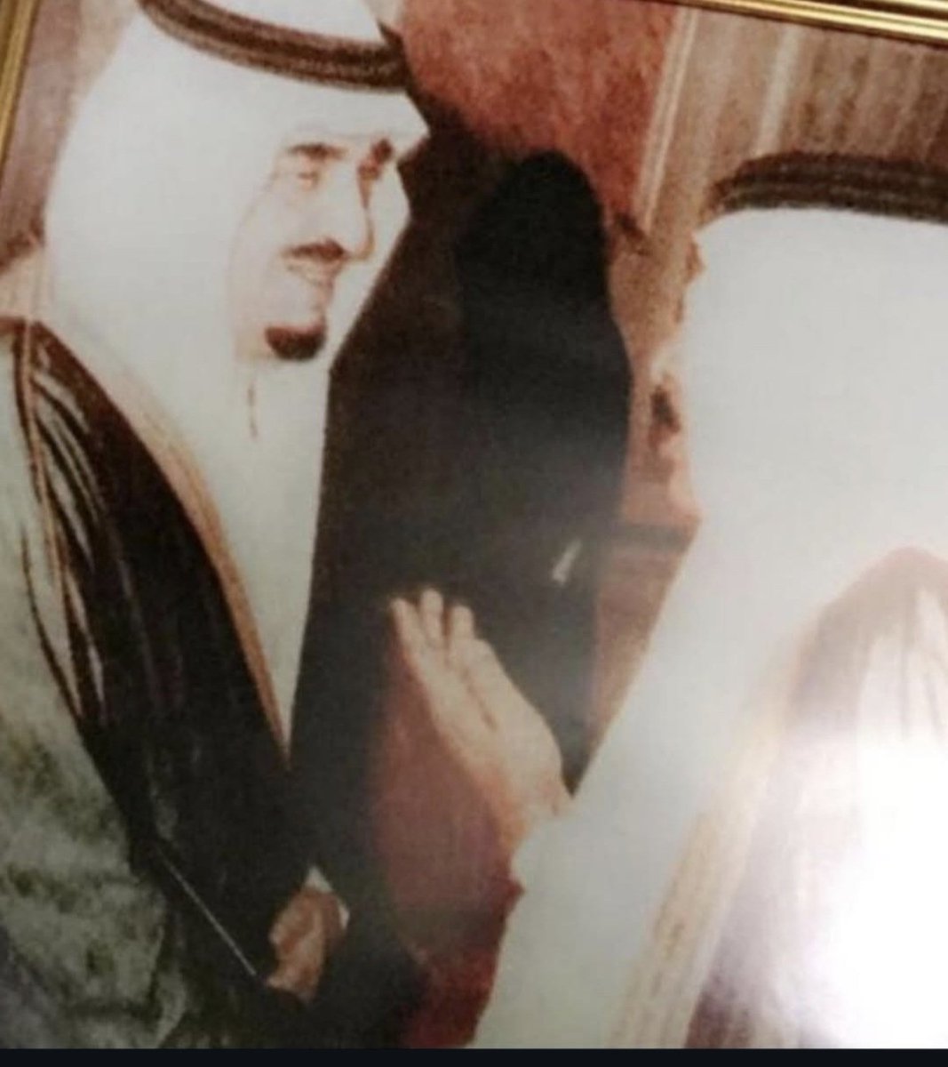 صورة نادرة تجمع بين خادم الحرمين الشريفين الملك فهد بن عبدالعزيز آل سعود ملك المملكة العربية السعودية طيب الله ثراه 
والشيخ طراد بن راكان المرشد 
شيخ قبيلة السبعة من عنزة ابو مطشر رحمة الله في منتصف التسعينات الميلادية