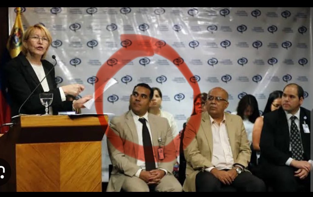 melania0880's tweet photo. #SeLesCayóLaCareta: Zair Mundaray @MundarayZair 
🕵️‍♂️ ¿Un fiscal chavista que firmaba montajes judiciales? ¿O un defensor de derechos humanos que “despertó” justo cuando el barco se hundía?
 
📌 Cargos y funciones oficiales  Director General de Actuación Procesal del Ministerio Público. Antes de eso, dirigió la Dirección Técnico Científica e Investigaciones. Firmaba decisiones, dirigía investigaciones, y operaba desde el corazón del aparato judicial chavista. No era un fiscal más. Era EL fiscal.
 
🤝 Hombre de confianza de Luisa Ortega Díaz, con acceso y poder de decisión sobre investigaciones, detenciones, y manipulaciones judiciales a gran escala. Nunca ha asumido responsabilidad por esa gestión. Ni siquiera se ha atrevido a criticar públicamente a Ortega Díaz.
 
⚰️ En 2010, el régimen decidió exhumar a Simón Bolívar para jugar CSI-Bolivariano. Chávez dijo que Bolívar fue asesinado ¿Quién coordinó el proceso, cadena de custodia y la parafernalia científica? Exacto: Zair Mundaray.
 
📸 Luisa Ortega lo aplaudió en su programa de radio. Mundaray fue premiado por su rol en este show pseudoforense con aroma a culto. Se dividieron en equipos: uno para abrir el sarcófago, otro para tomar foticos. Vanguardia judicial, versión necro-chavista.
 
⚖️ Pasamos a la tragedia judicial llamada María Lourdes Afiuni. Detenida por cumplir la ley. Torturada, violada y destruida públicamente. ¿Quién era parte del Ministerio Público que armó y sostuvo esa infamia? Correcto: Mundaray también estuvo allí.
 
🎥 Caso Iván Simonovis, condenado a 30 años tras un juicio con pruebas dudosas, videos pixelados y testigos inconsistentes. El Ministerio Público dirigido por Ortega Díaz y ejecutado por Mundaray, avaló ese proceso de punta a punta.
 
🚨 ¿Y Leopoldo López? El fiscal que defendió la legalidad de su juicio, mientras hasta la ONU lo calificaba de persecución política, fue… ya sabes quién. Zair dijo: “Se probó la culpabilidad”. Las pruebas eran más flojas que excusa de enchufado.
 
🧾 Análisis de José Luis Centeno, publicados en La Patilla y Analítica, vinculan a Mundaray con la construcción de expedientes manipulados, persecuciones judiciales y procedimientos plagados de irregularidades.
 
📢 Después vino el plot twist: el exilio. Y como si nada, Mundaray amaneció con alma de ONG. En entrevistas como las de Provea, ahora denuncia violaciones de derechos humanos (como la de Fernando Albán)… sin reconocer jamás que él fue parte de la misma maquinaria represiva.
 
📂 En sus intervenciones públicas omite su historial chavista, su relación con Ortega Díaz y su rol en la represión judicial. Hoy posa como técnico imparcial. Pero su firma está en más expedientes oscuros que los de un notario del infierno.
 
📜 Registros públicos muestran su nombre en múltiples designaciones oficiales. No fue una figura secundaria. Tuvo poder de decisión, operatividad y responsabilidad directa durante años clave del chavismo.  Esto no es “culpa por asociación”. Es culpa por acción.
 
🔄 “¡Pero cambió! ¡Está del lado correcto ahora!”  Zair despertó, pero nunca pidió perdón, ni asumió responsabilidad. Solo se mudó de narrativa.
 
🗣️ Y claro, ahora que se le cayó la careta, hasta sus compañeros lo cuestionan. Algunos lo acusan de hipócrita. Otros de oportunista. Pero pocos se atreven a confrontarlo públicamente. Porque Zair sabe demasiado. Y de demasiados.  No fue un espectador del sistema judicial chavista. Fue un operador privilegiado y obediente. Hoy busca reconfigurarse como defensor de derechos humanos, sin rendición de cuentas, y eso es peligrosísimo.
 
✍️ Yo sí creo en el arrepentimiento. Sí creo que la gente puede cambiar. Pero también creo en la memoria, la verdad y la justicia.  Porque el daño existe, aunque el victimario cambie de discurso.
 
📚 Un pueblo que olvida su historia, está condenado a repetirla. Y nosotros, en Venezuela, ya no estamos para repetir nada.