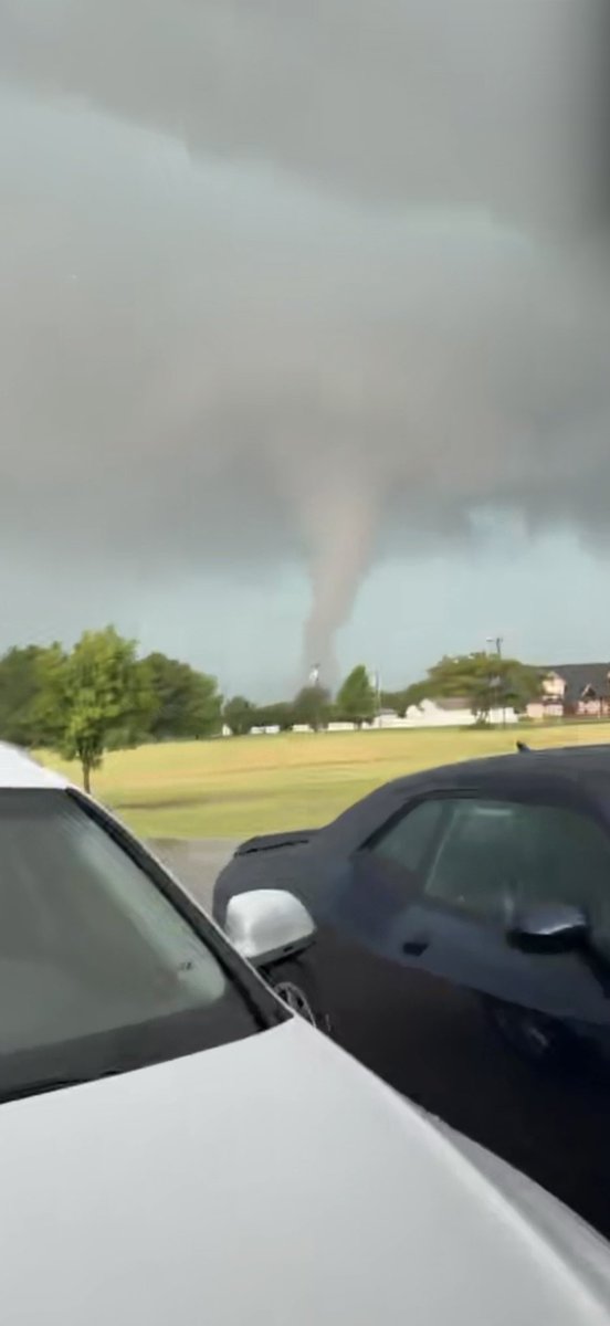 Tornado in Newcastle 15 min ago #okwx <a href="/NWSNorman/">NWS Norman</a>