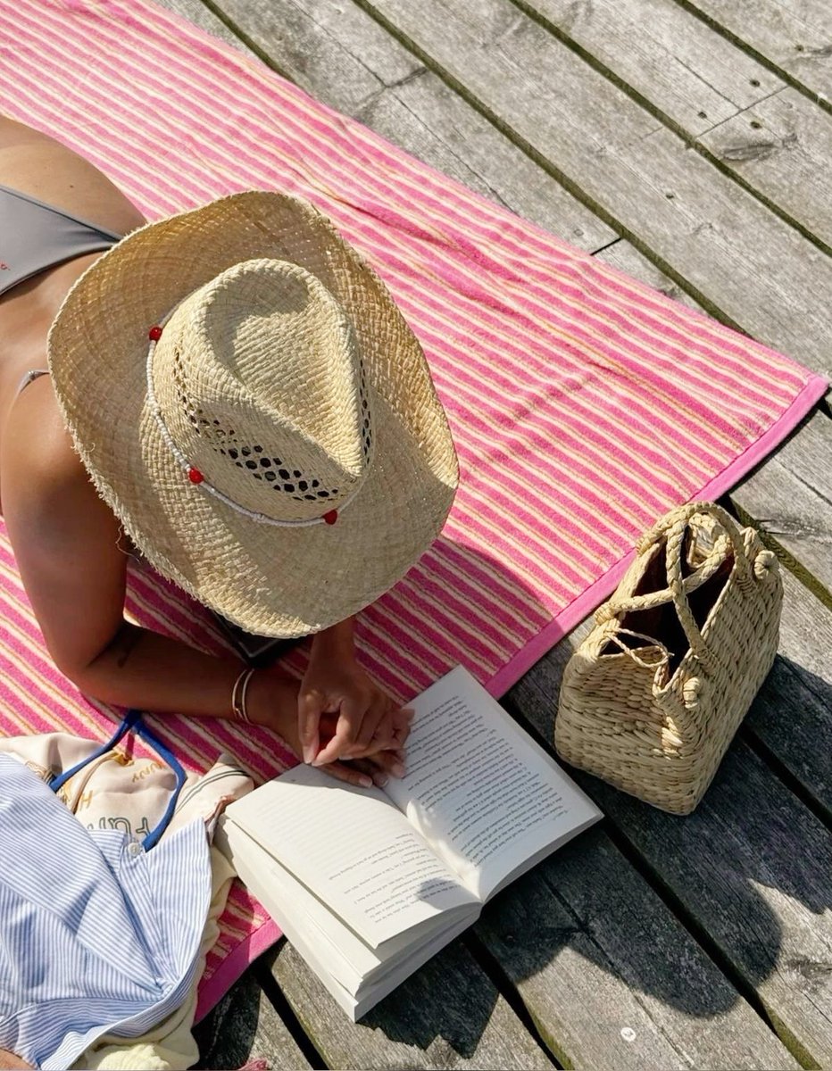 This summer is not about chasing style, but returning to it — uncomplicated, a little nostalgic, and perfectly at ease.