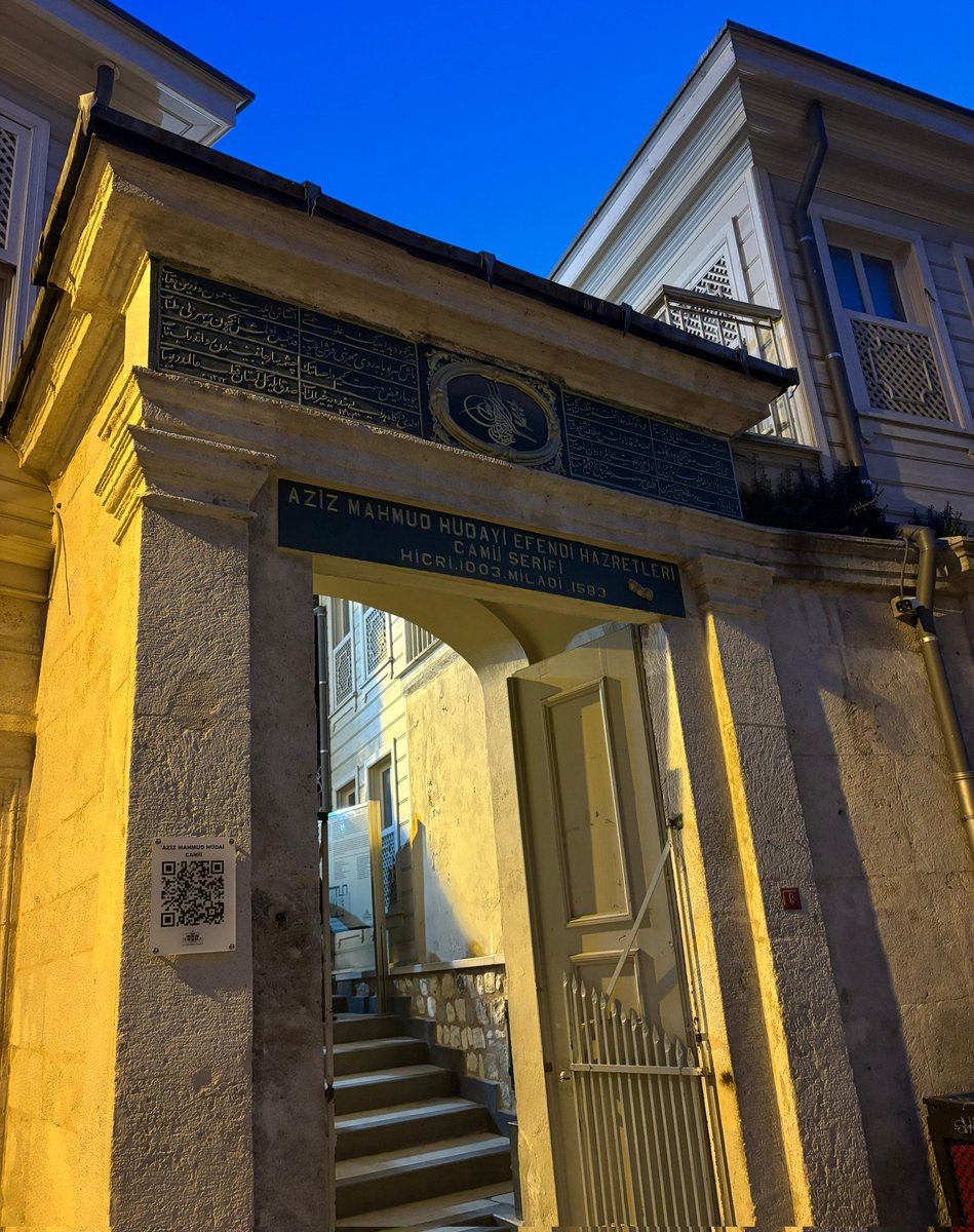 •Her an bir vuslat sabahı,
Nazarımdan silinir dünya telaşı...