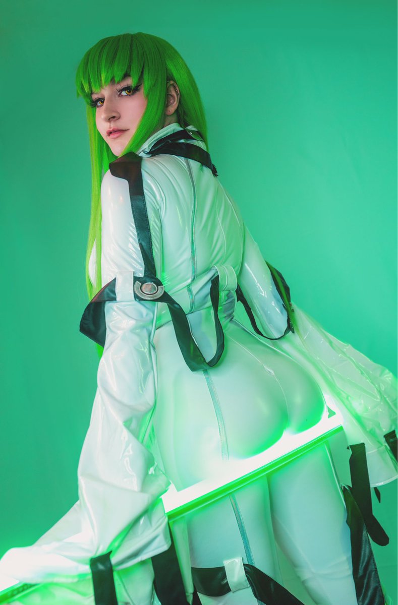 DivinexIvy's tweet photo. Serving Geass and ass. 🔥Gave a man the power to destroy the world just so I could eat pizza in peace.
@cerberus_fotos 📸
#CodeGeass #CCosplay #CodeGeassCosplay #LelouchOfTheRebellion #GreenHairIcon #PizzaWitch #GeassGlowUp #c2cosplay https://t.co/hniRoJ0aZJ