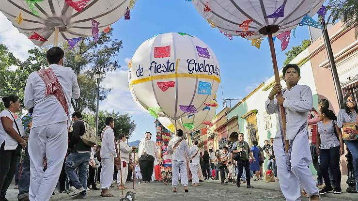 Este fin de semana me tocó ver varias Calendas sobre el corredor turístico de #Oaxaca, prácticamente las veo casi toda la semana; Calendas de Bodas, Calenda de Graduaciones, Calendas de Festivales Escolares, etc. Pero muchas de ellas impera la ilegalidad y el desorden; ya hemos-