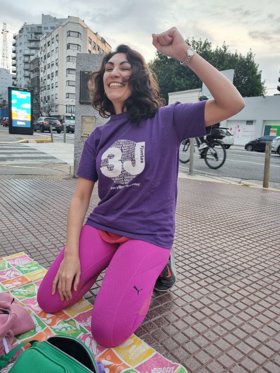 avilamara's tweet photo. #3J #3J2025 Hice una #perfo y estuve en en monumento al Cid Campeador en #Caballito #VillaCrespo con mi amiga y colega comunicadora Jennifer Guillinet, que hizo el registro en vivo por IG y sacó fotos.
Les envío fuerza para mañana.
No podré estar.
#VivasyLibresNosQueremos https://t.co/XlfuVZdX54