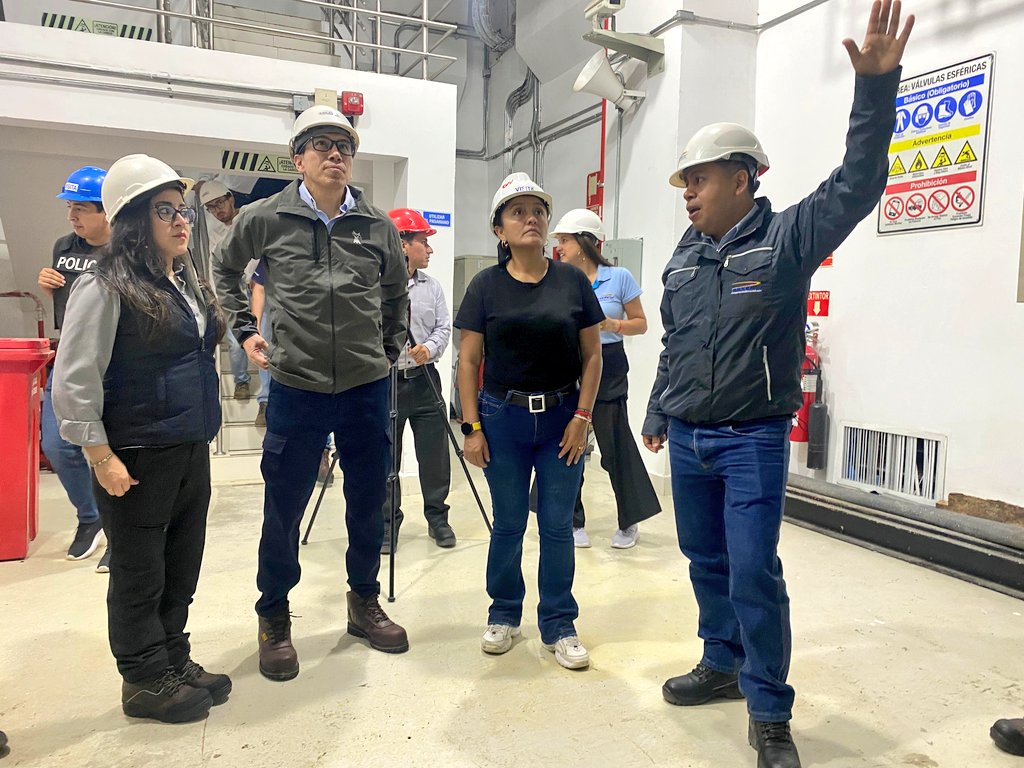 CELEC_EP_GENSUR's tweet photo. Rommel Aguilar, director de @ARCONEL_Ec; Marco Toledo, @elecaustro e Ivonne Panchi, gobernadora de Zamora Ch., recorrieron la central hidroeléctrica Delsitanisagua, de 180 MW, que retornó a operación comercial, tras el mantenimiento mayor. 
#ElNuevoEcuador https://t.co/cuq7JQk6bW