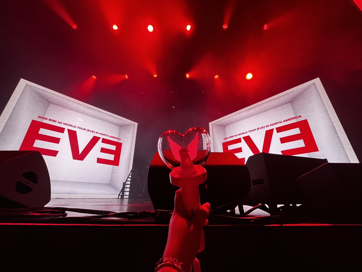 breezingbyyy's tweet photo. OMG WHAT DO YOU MEAN I AM LITERALLY TOUCHING THE STAGE THIS IS INSAAANNEEE BIBI IN CHICAGO AAHHHH #bibivip #BIBI #BIBI_EVE_WORLD_TOUR https://t.co/b2JgoPOeYG