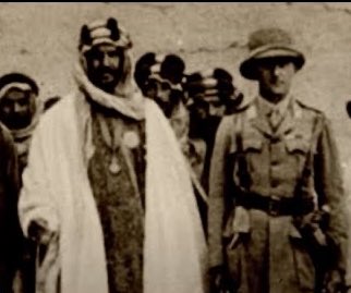 البعض يقول إن عبد العزيز كان خادمًا للإنجليز وعميلًا لهم!
إذا كان فعلًا كذلك، لماذا لم يمنحهم امتيازات النفط؟ لماذا أعطاها للأمريكان؟ ولماذا تصادم مع النفوذ البريطاني وواجهه في الأردن والكويت والبريمي؟
اذا بريطانيا اعطته الدوله وهو خادم لها لماذا لم يرد الجميل وهو "العبد المطيع"؟