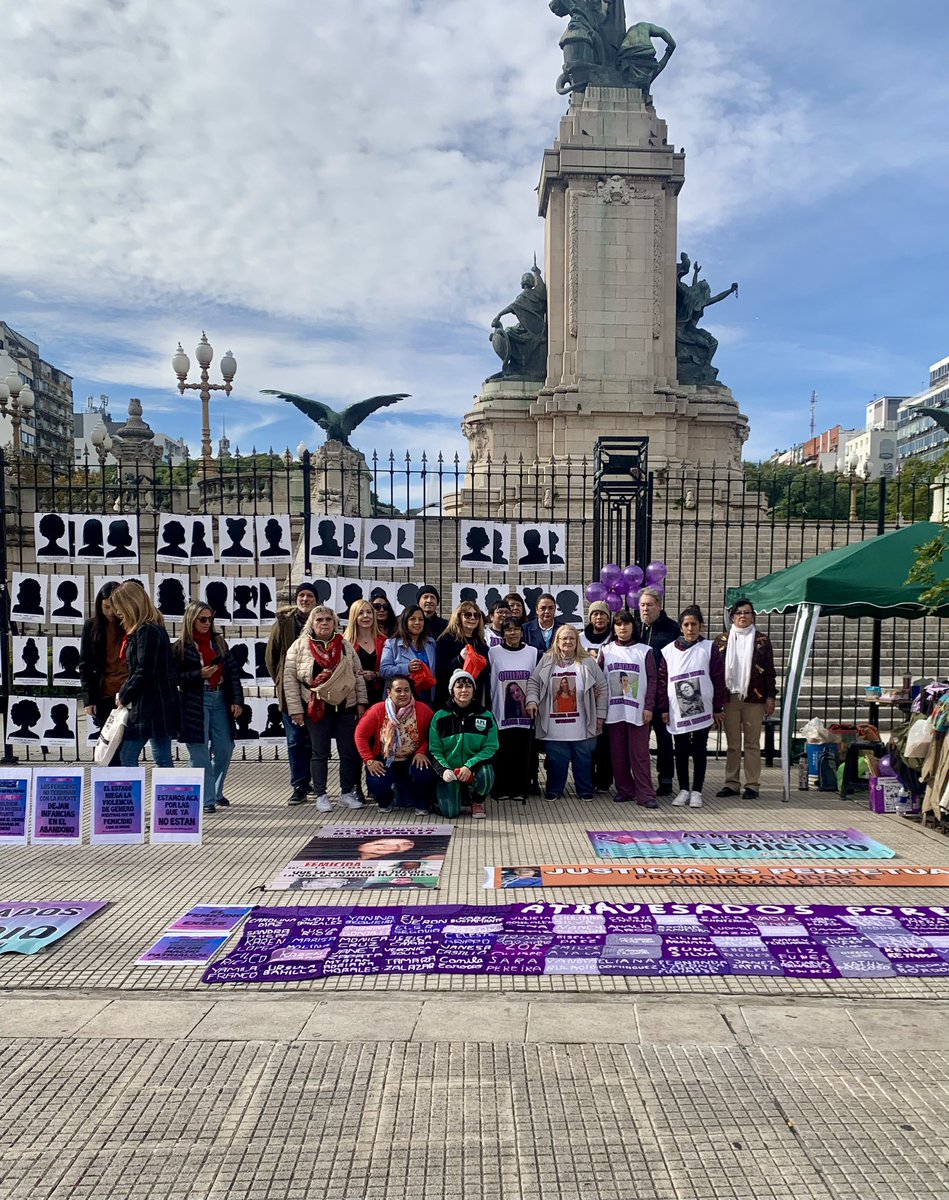 Hoy #3J a diez años de la primera marcha por NI UNA MENOS salimos por los alrededores del Congreso para continuar con nuestras despegatinas contra la trata de personas y la explotación sexual. En esta ocasión coincidimos con lxs militantes de Atravesados por el femicidio👇