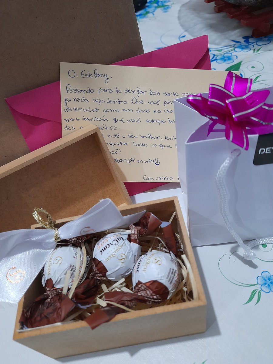jespython's tweet image. ganhei da minha gerente que está saindo da empresa 💗🥹
