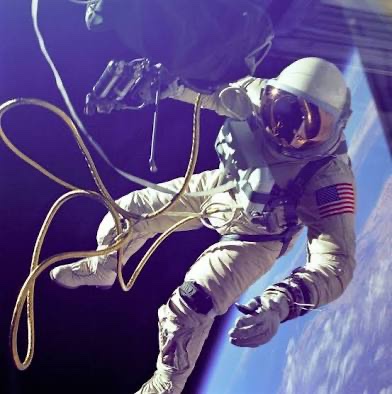 TammiMinoski's tweet image. #OTD 1965: Astronaut #EdWhite emerged from the orbital spacecraft Gemini 4 and became the first American astronaut to walk in space. #USHistory